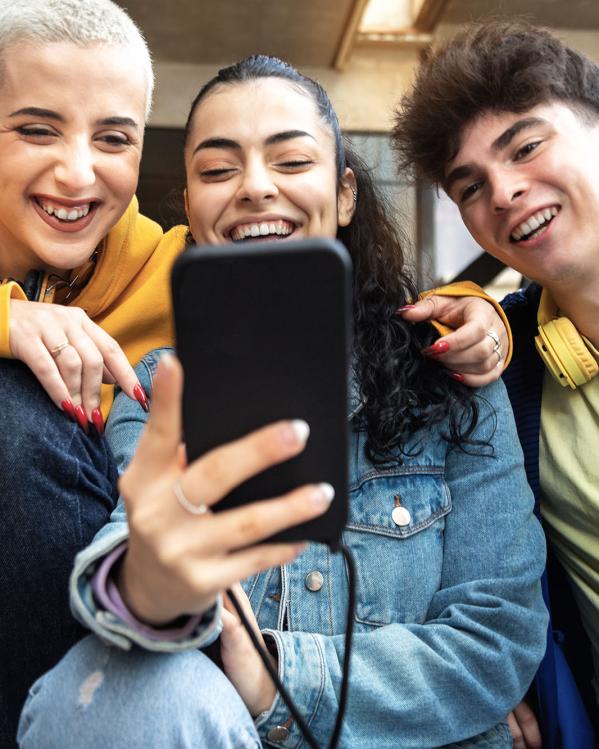 jongvolwassenen maken een selfie op hun mobiel