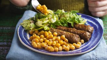 Bord met vegetarische worst en kikkererwten