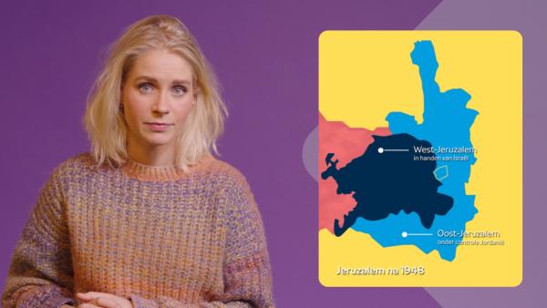 presentator Janouk Kelderman naast een kaart van Jeruzalem na 1948