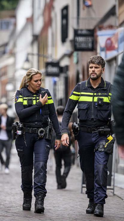 Een man wordt opgepakt door de politie.