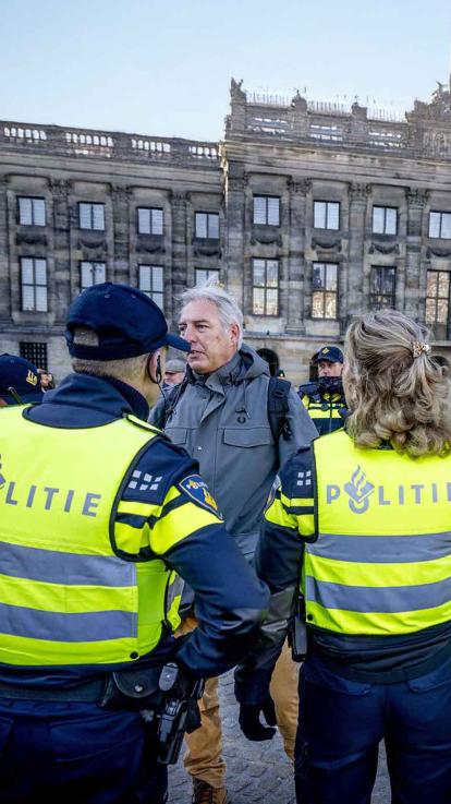 Twee politieagenten arresteren Edwin Wagensveld tijdens een Pegida protest