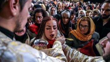 christenen krijgen wijn en brood van een priester