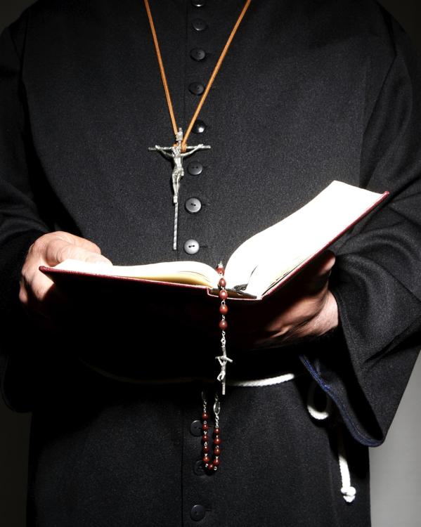 Een pastoor leest uit de Bijbel