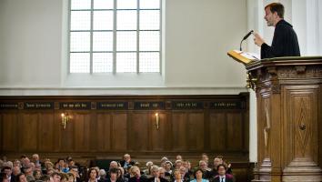 Een dominee preekt voor kerkgangers