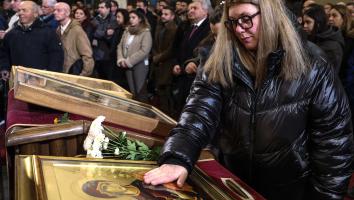 Een kerkganger raakt een religieus icoon aan