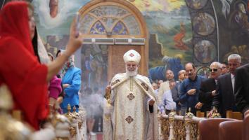 een orthodoxe priester leidt de paasmis in een kerk in Egypte