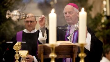 Een herdenkingsdienst voor paus emeritus Benedictus XVI in een kathedraal in Roermond