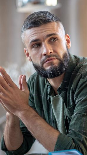 een knap persoon luistert naar iemand