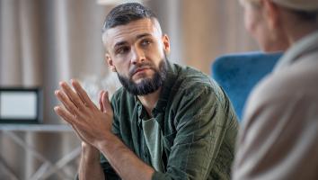 een knap persoon luistert naar iemand