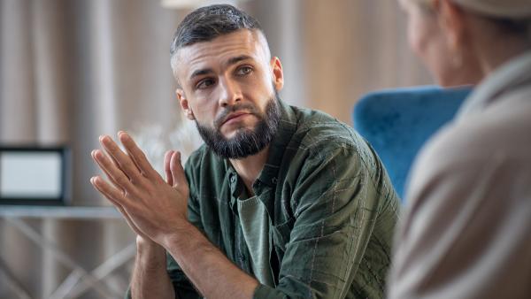 een knap persoon luistert naar iemand