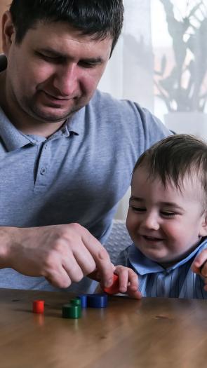 vader en zoon spelen met blokken