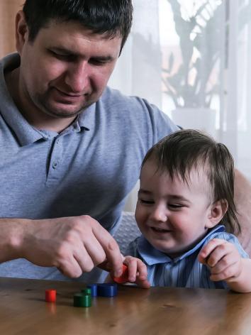 vader en zoon spelen met blokken