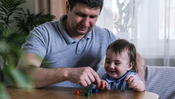 vader en zoon spelen met blokken