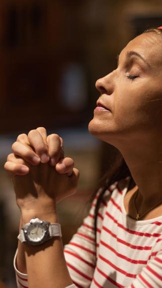 een vrouw bidt in de kerk