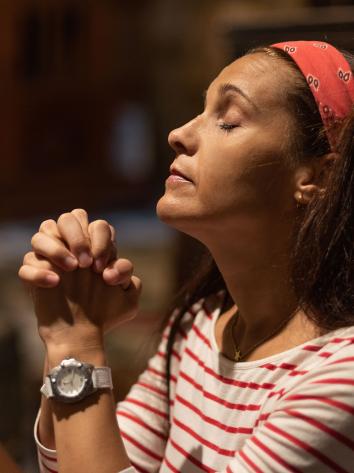 een vrouw bidt in de kerk