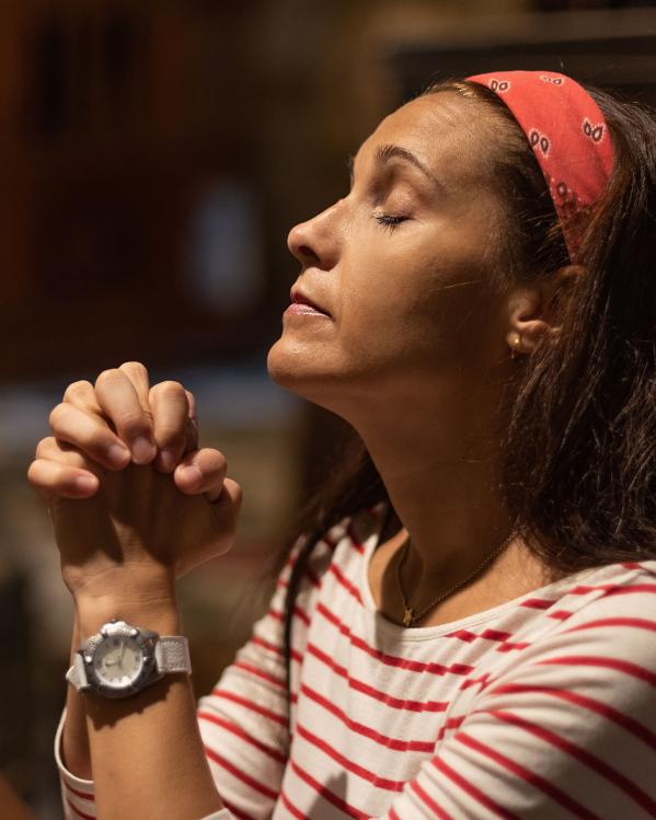 een vrouw bidt in de kerk