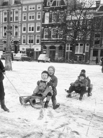 kinderen aan het sleeën in de jaren 60