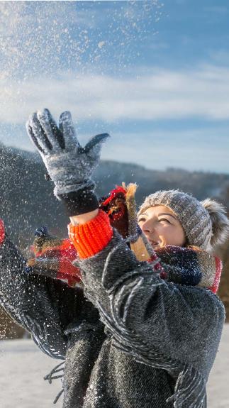 iemand gooit sneeuw in de lucht