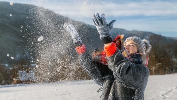 iemand gooit sneeuw in de lucht