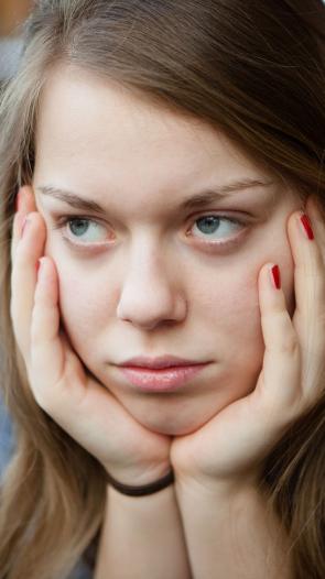 iemand kijkt chagrijnig met het hoofd in de handen