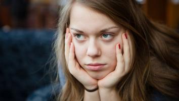 iemand kijkt chagrijnig met het hoofd in de handen