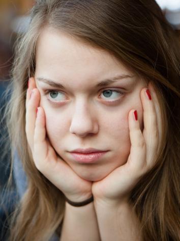 iemand kijkt chagrijnig met het hoofd in de handen