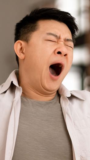 iemand gaapt uitgebreid