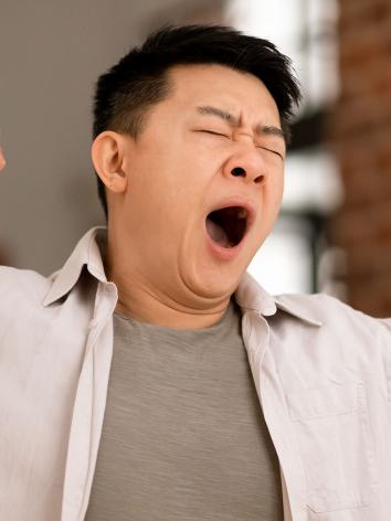 iemand gaapt uitgebreid