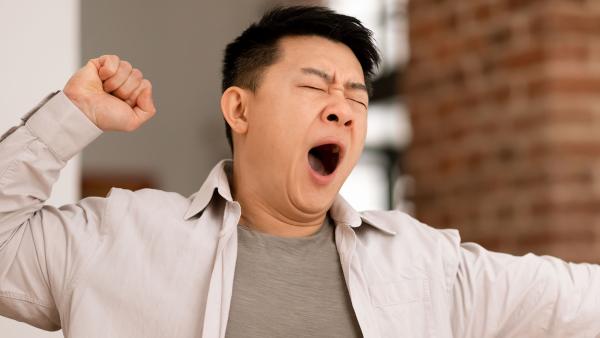 iemand gaapt uitgebreid