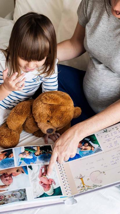 moeder en kind kijken naar oude foto's