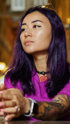 een persoon staart voor zich uit