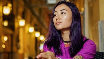 een persoon staart voor zich uit