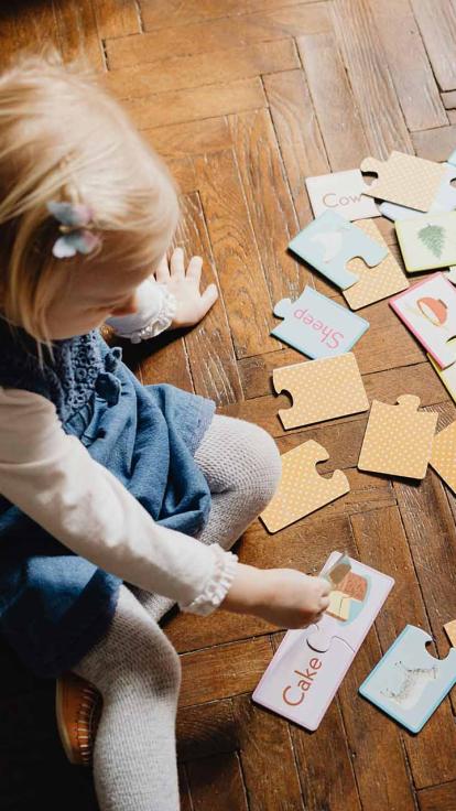 kinderen puzzelen