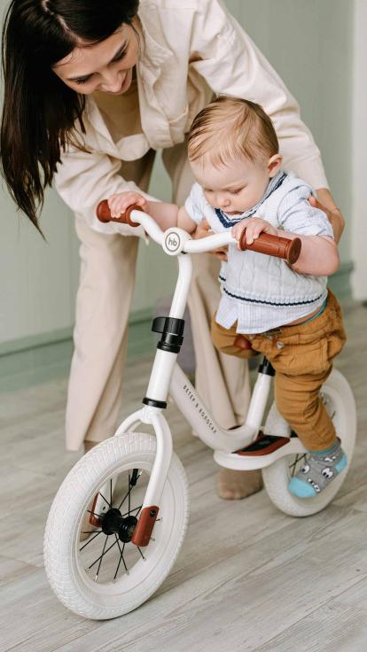 kind leert fietsen met moeder