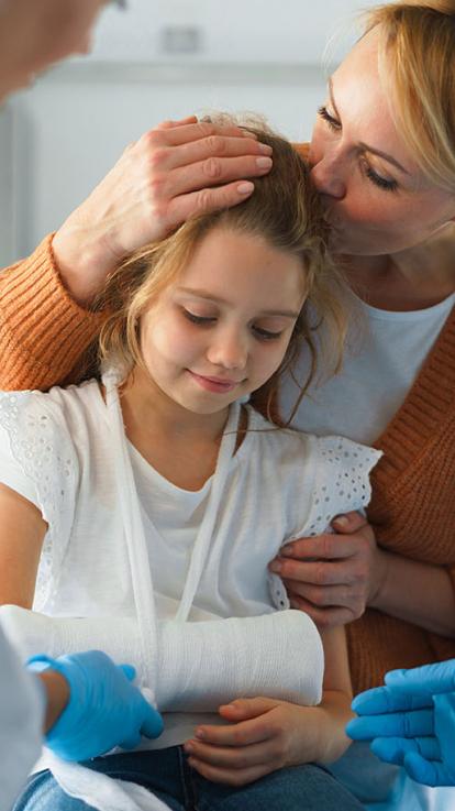 Meisje gebroken arm met moeder