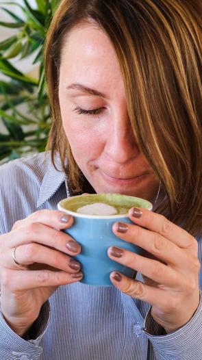 iemand drinkt matcha