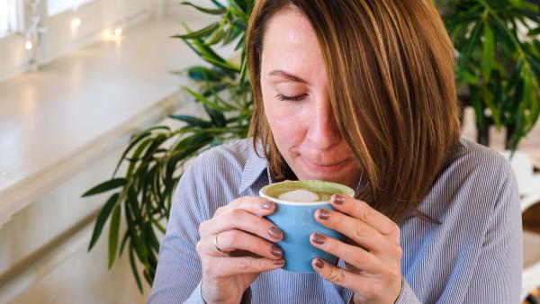 iemand drinkt matcha