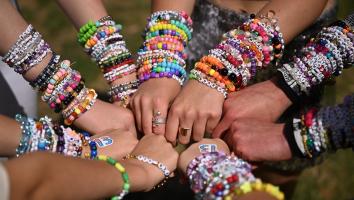 Swifties laten hun armbanden zien