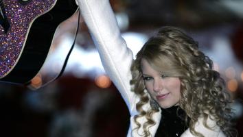 Taylor Swift houdt een gitaar omhoog