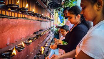 boeddhisten steken lichtjes aan om de geboorte van Boeddha te vieren