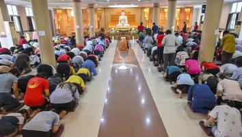 Boeddhisten bidden in een tempel tijdens Vesak