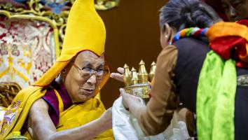 De Dalai Lama woont een ceremonie bij in Zwitserland