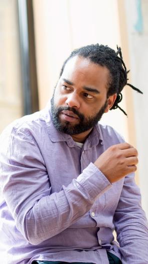 twee mensen in gesprek met elkaar