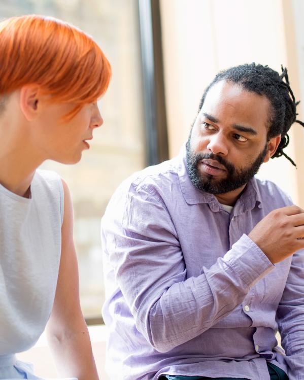 twee mensen in gesprek met elkaar