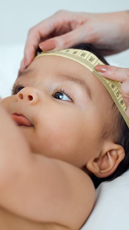 Het hoofd van een baby wordt gemeten