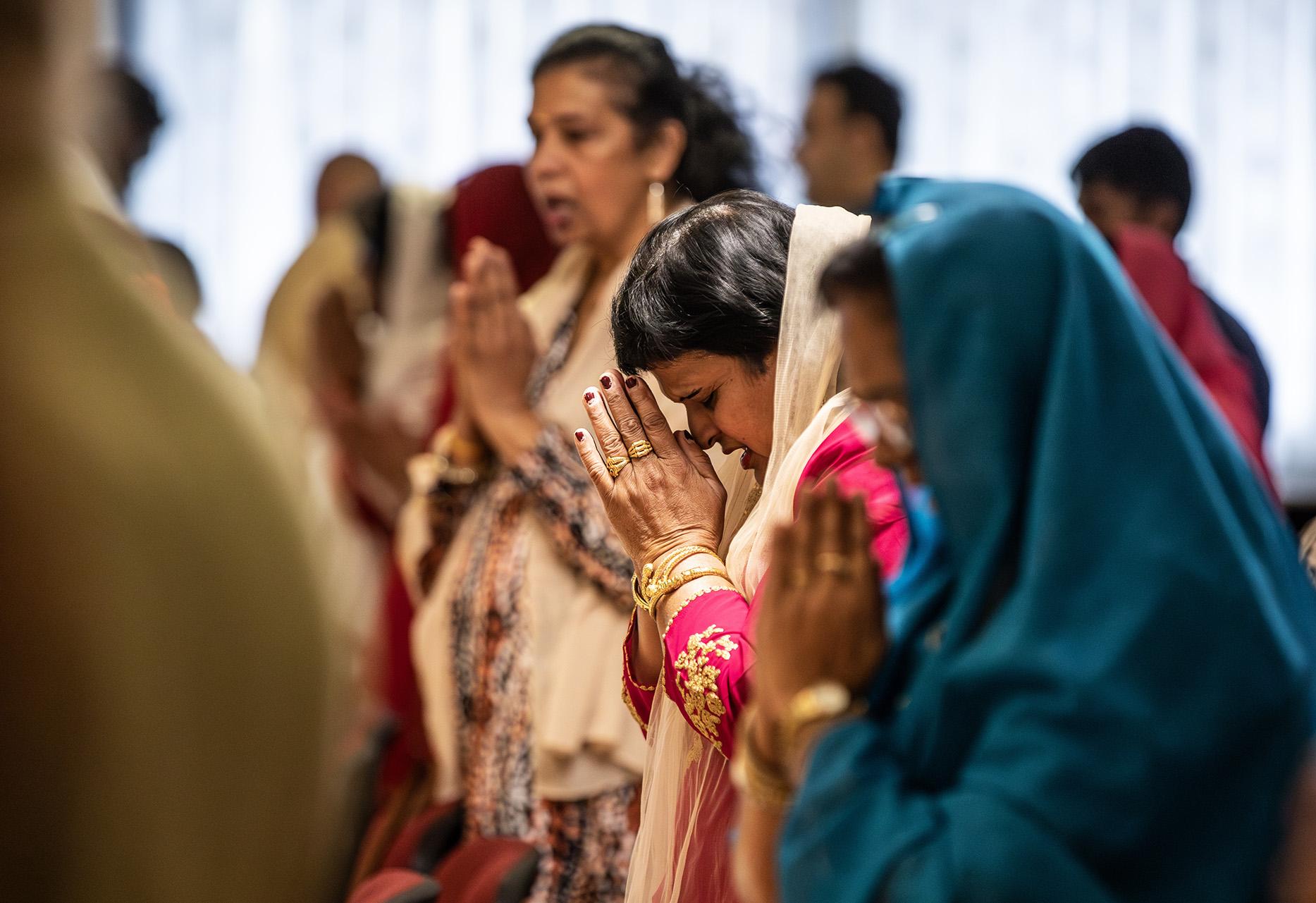 Biddende vrouwen in hindoetempel