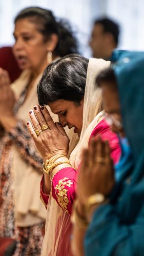 Biddende vrouwen in hindoetempel