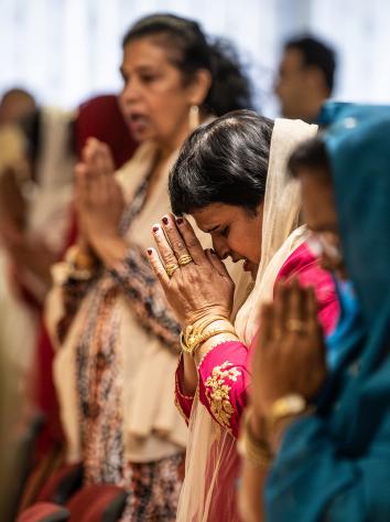 Biddende vrouwen in hindoetempel