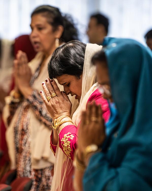 Biddende vrouwen in hindoetempel