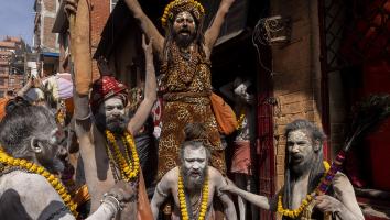 Een groep mannen op straat in Nepal voor het Mahashivaratri festival
